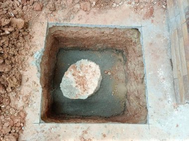 Yerdeki eski paslı çukur