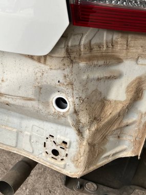 Araba kazadan sonra tozla kaplanmış.