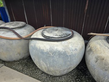 # Kapağı yerde eski metal fıçı #