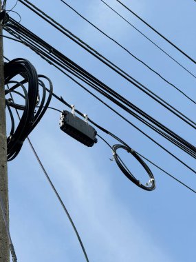 Mavi gökyüzü ile yüksek voltajlı elektrik direği. yüksek kaliteli fotoğraf