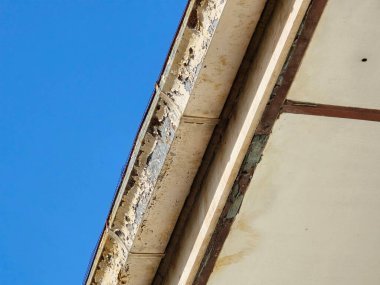 Ahşap tavan ve mavi gökyüzü