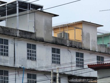 Şehirdeki eski binanın ön cephesi, Bangkok, Tayland