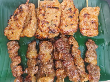 Kızarmış tavuk ve sarımsak ve soslu domuz şişi.