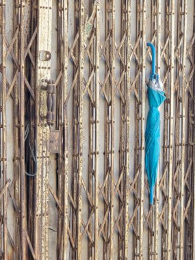 Metal çitli bir bina.