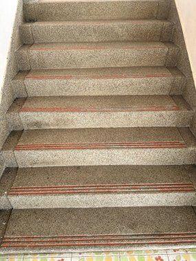 Şehirde eski beton merdivenler var. 