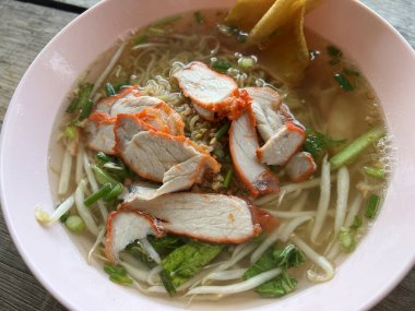 domuz eti ve sebze ile şehriye