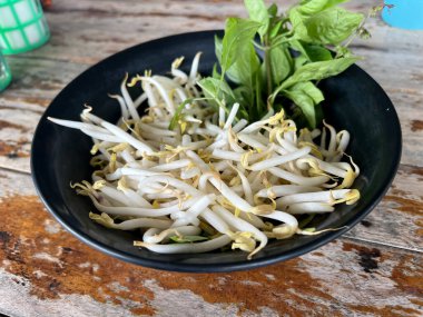 Pişirmek için fesleğenli fasulye filizi