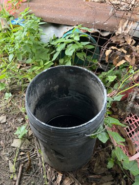 Yerde büyük bir kova var.