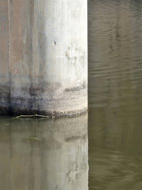 Tayland 'da beton duvar ve nehir.