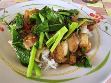 Tayland baharatlı kızarmış domuz eti ve sebze.