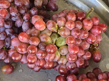 Sepette kırmızı üzüm