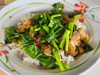 Tayland baharatlı kızarmış domuz eti ve sebze.