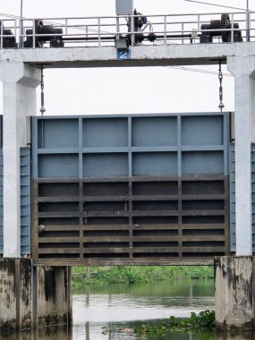 Nehirli baraj kapısı