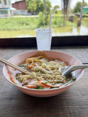 Thai erişteleri masada.