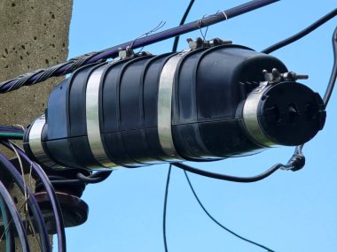 Elektrik direğindeki internet kutusu