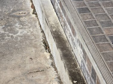 Yol kenarındaki eski beton zemin