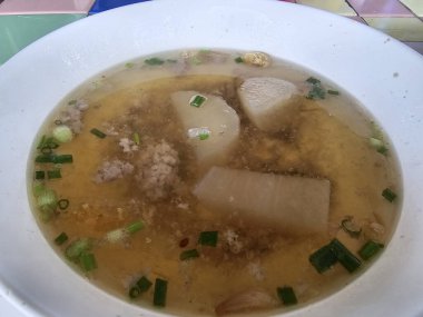 Lezzetli Asya yemeği ve domuz çorbası manzarası.