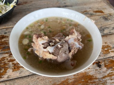 Domuz etli çorba ve kasede pilav.