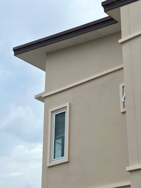 Mavi gökyüzü arka planında yeni beyaz ev