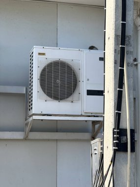 Bir evin duvarındaki klima.