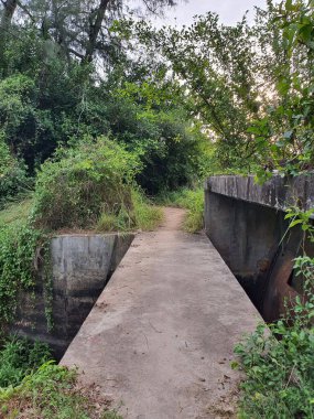 Şehirdeki en kirli şehrin eski köprüsü. 