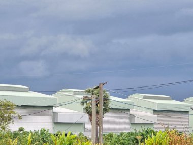 Yağmur bulutu ve gökyüzü olan fabrika