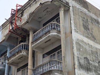 Şehirdeki terk edilmiş eski bina.