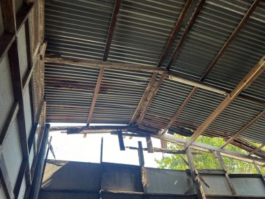 Eski ahşap terk edilmiş ev çatısı