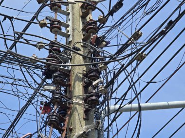 elektrik yüksek voltaj direği