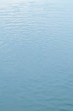Dalgalı mavi su yüzeyi