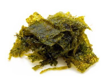 Kızarmış deniz yosunu beyaz arka planda izole edilmiş. Yakın plan.