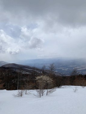 Kışın dağların manzarası