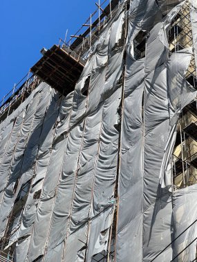 Binada vinç ile iskele.