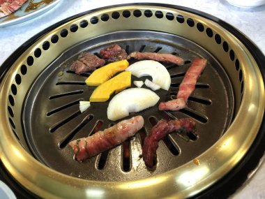 Geleneksel Kore usulü ızgara biftek acı biber, barbekü ve sıcak