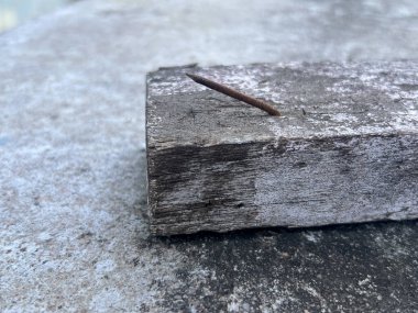 Tahtaya çivili bir tahta parçası iliştirin.