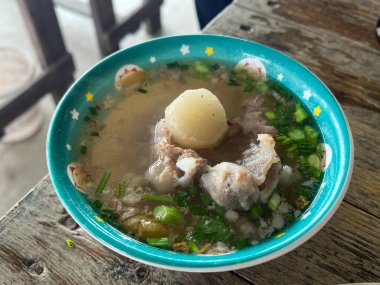 Sebzeli domuz çorbası.