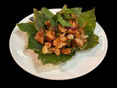 Fesleğen yapraklı kızarmış kalamar ve beyaz tabakta fesleğen..