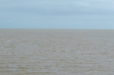 Sahildeki deniz dalgaları