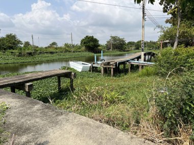 Bir sürü suyu olan eski beton köprü.