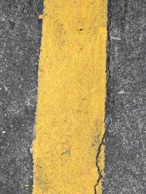 Sarı boyalı yol yüzey dokusu çizgiler ve çizgilerle