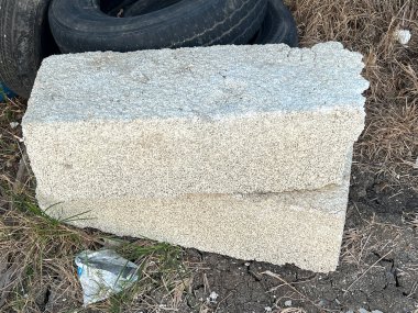 Yerde eski köpük kutusu var.