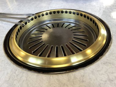 Eski metal bir sobanın yakın çekimi.