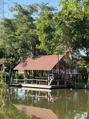 Nehirdeki ahşap tekne.