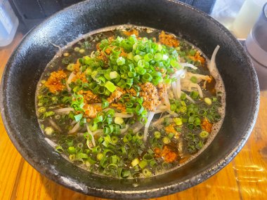 Kore yemeği, sebzeli pirinç eriştesi.