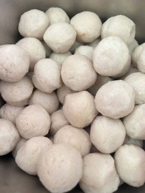 Yemek pişirmek için köfteyi kapat.