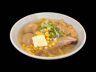 Tavuk, sebze ve baharatlı erişte fotoğrafı.