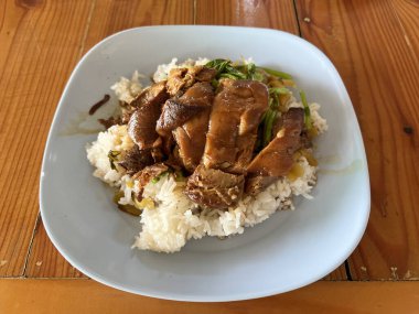 Domuz etli pilav, geleneksel Tayland yemeği.