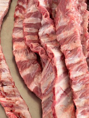 Ahşap masada çiğ domuz pirzolası, yakın plan.