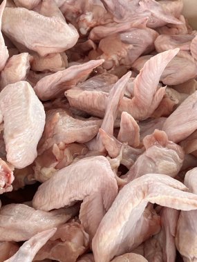 Beyaz arka planda çiğ tavuk kanadı..