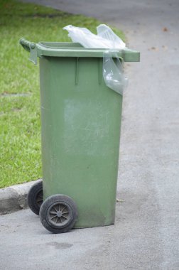 Parktaki çöp kutusu.